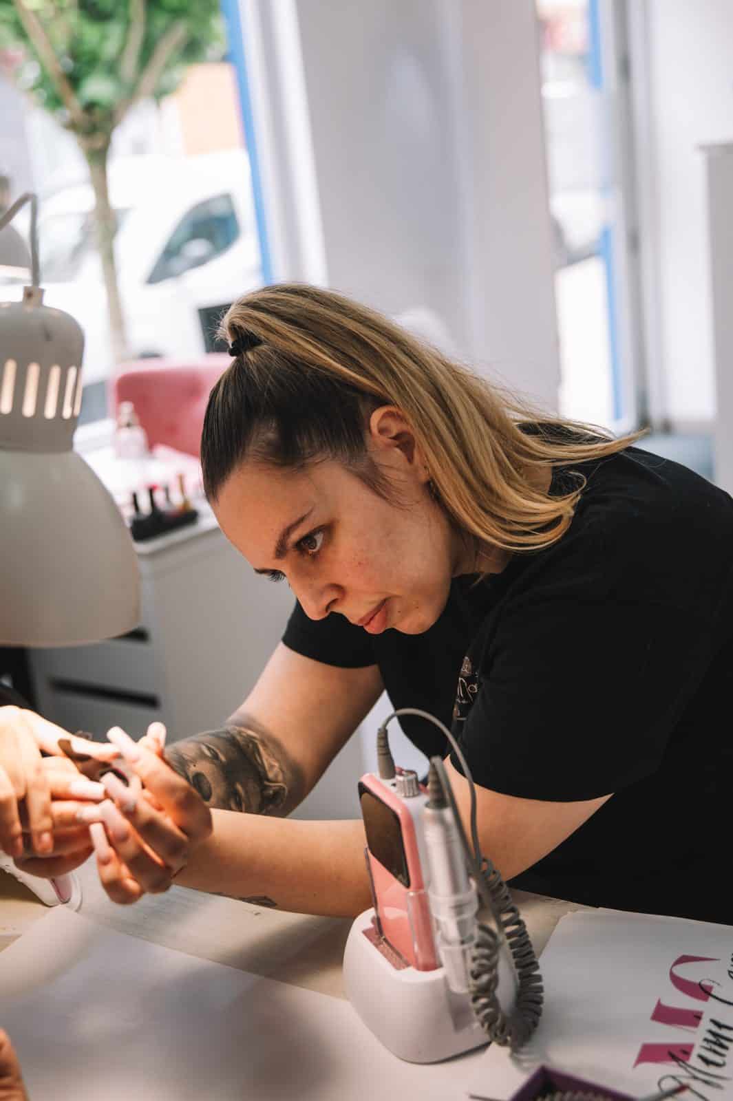 Mimi trabajando las uñas en Mimi Nails Oviedo Mimi trabajando las uñas en Mimi Nails Oviedo